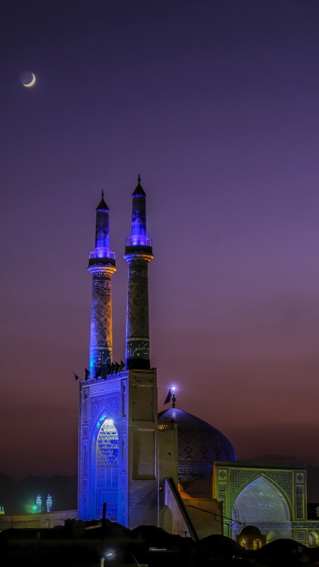 Луна висит над мечетью - Георгий А