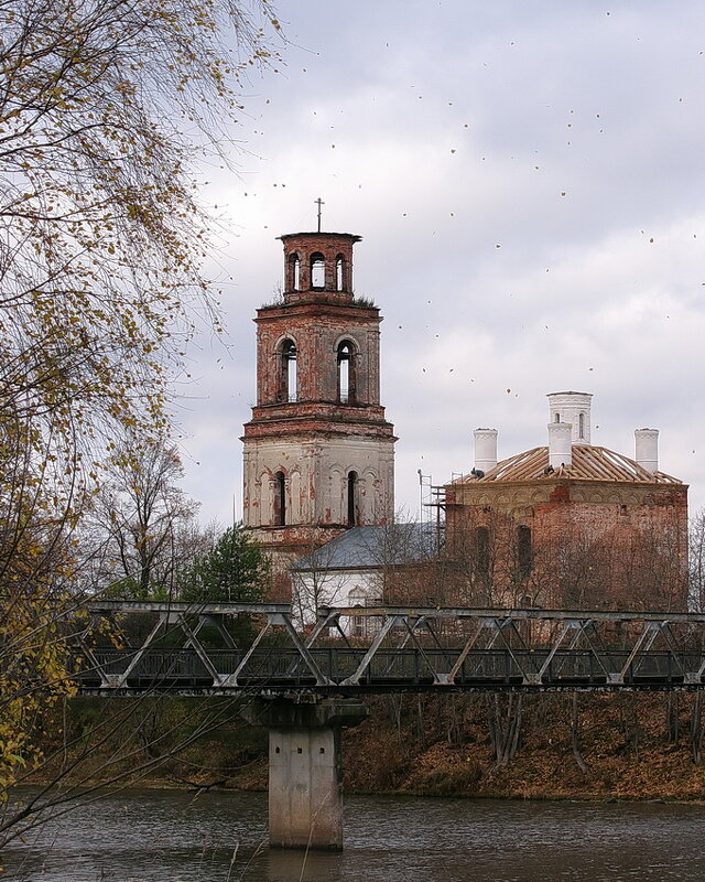 Осенний листопад у Смоленской церкви, в с.Устье, старая церковь реставрируется силами энтузиастов - Николай Белавин