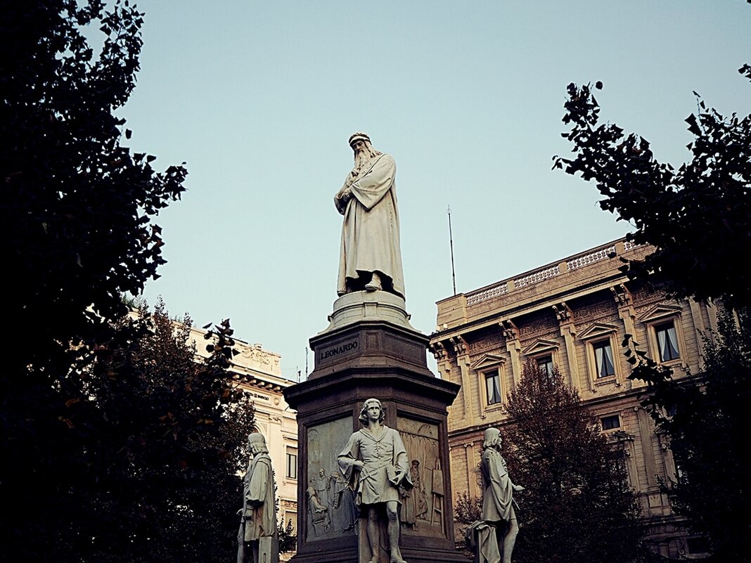 Площадь перед  „Ла Скала“ и статуя Леонардо да Винчи Милан Италия - wea *