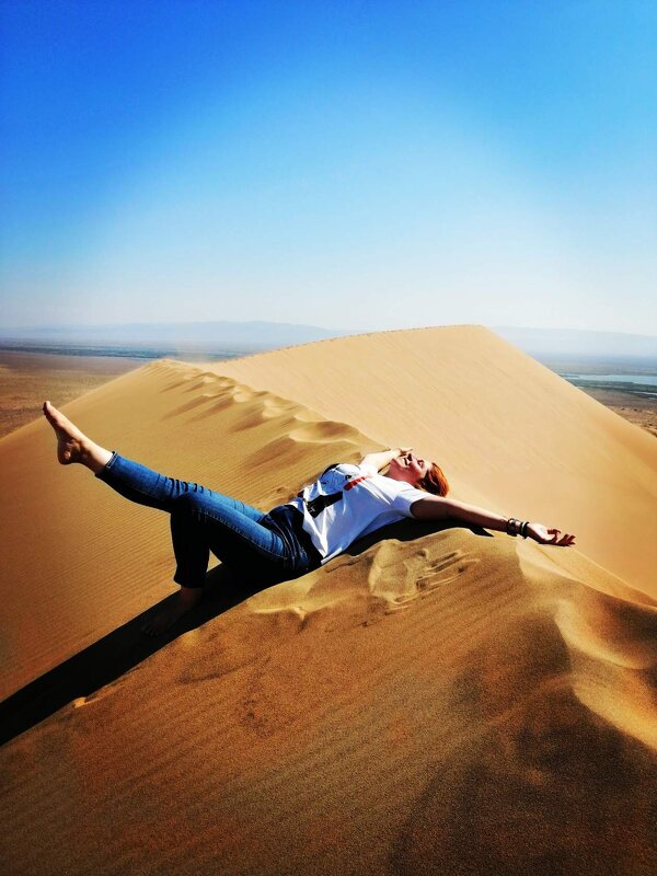 Лежащая в песчаных дюнах - Георгиевич 
