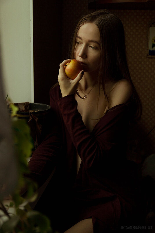 С яблоком - Виталий Валерьевич