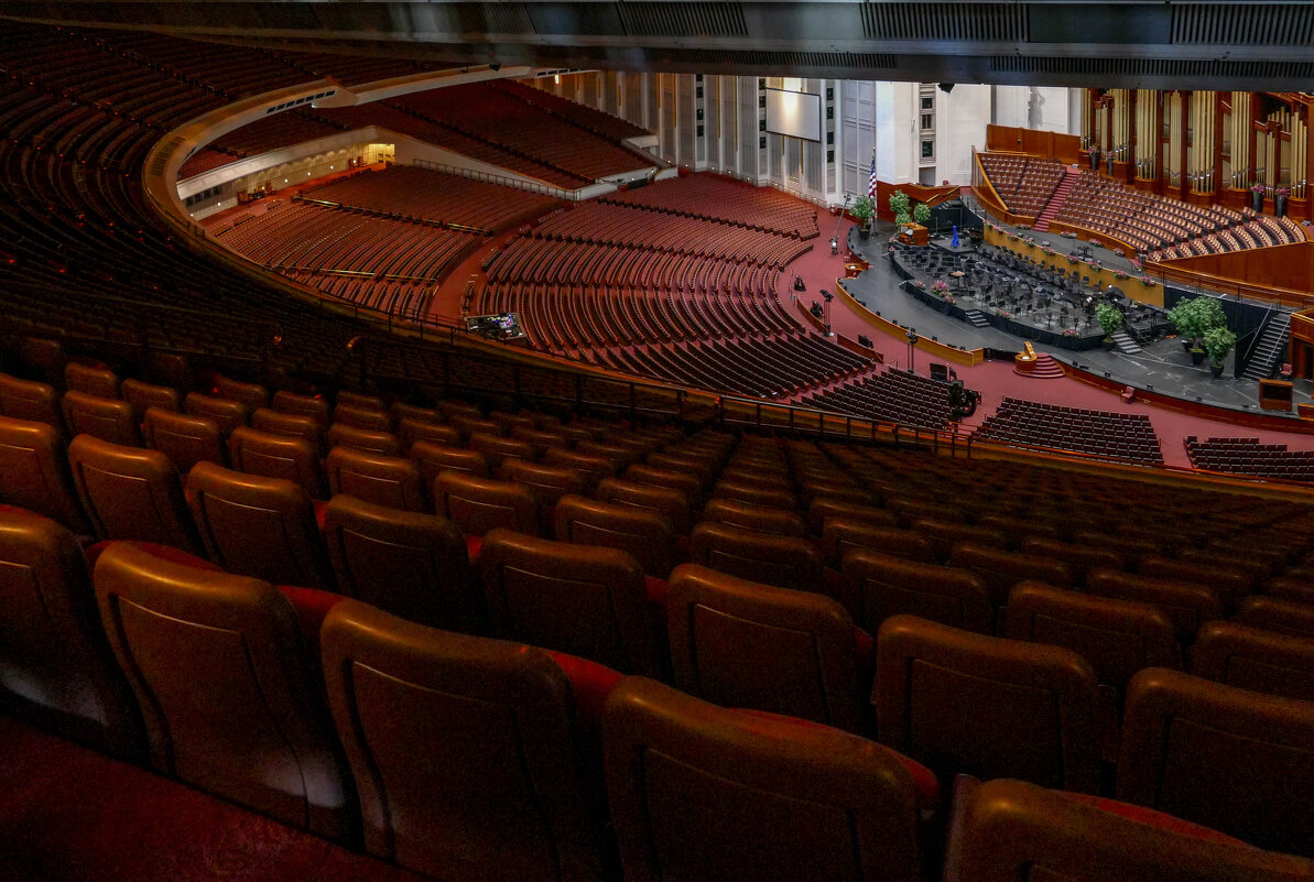 Вид на сцену с верхнего яруса театра. Конференц Центр, Солт Лейк Сити, Юта - Юрий Поляков