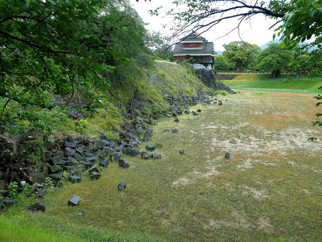 Замок Кумамото Япония,разрушенная каменная стена в результате землетрясения - wea *