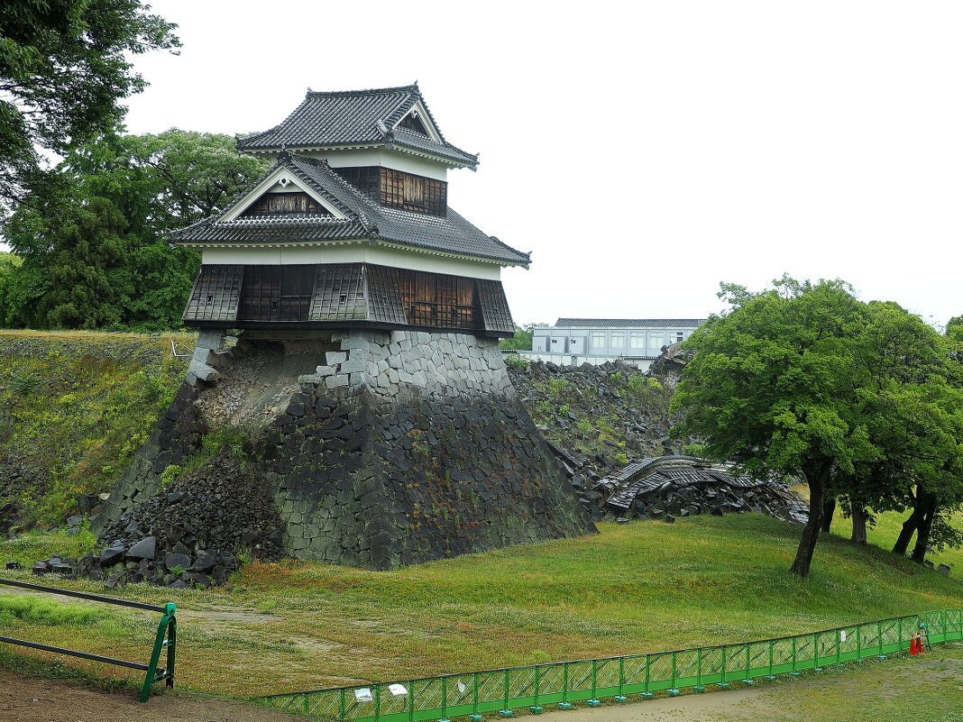 Замок Кумамото Япония разрушенная в результате землетрясения северо-западная сторожевая башня - wea *