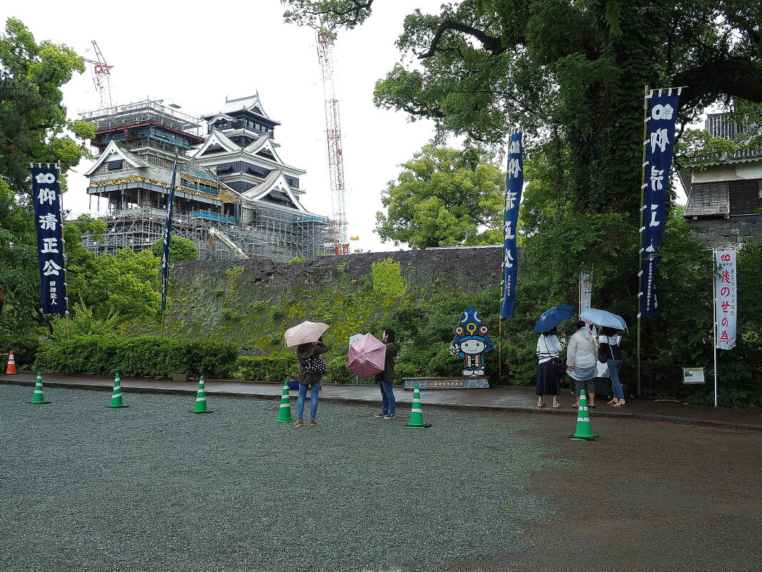 Главная башня замка Кумамото Япония  pазрушенная в результате землетрясения - wea *