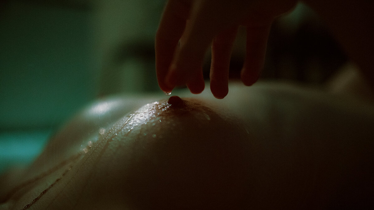 Капля воды с пальца руки стекает на оголенную женскую грудь - Lenar Abdrakhmanov