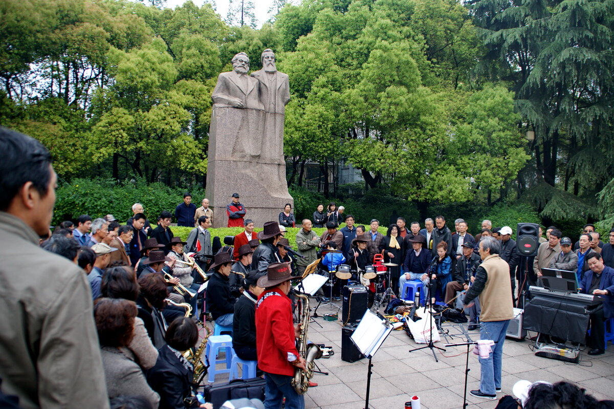 Китайцы в парке: слушают классическую музыку - Александр Чеботарь
