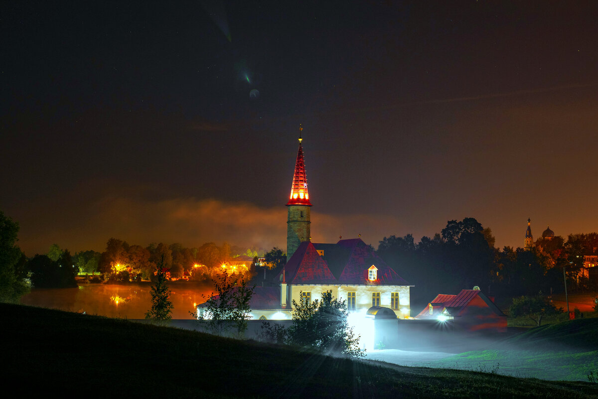 Приоратский замок в Гатчине фото