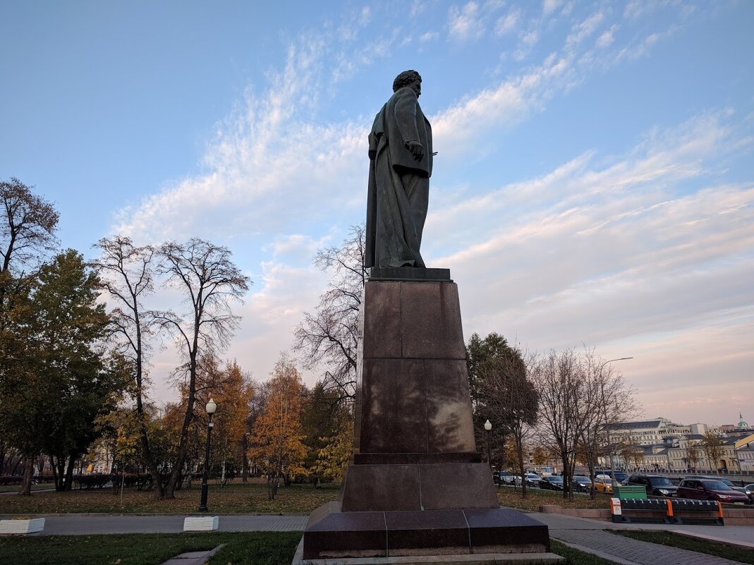 Памятник И. Репину - Марина Птичка