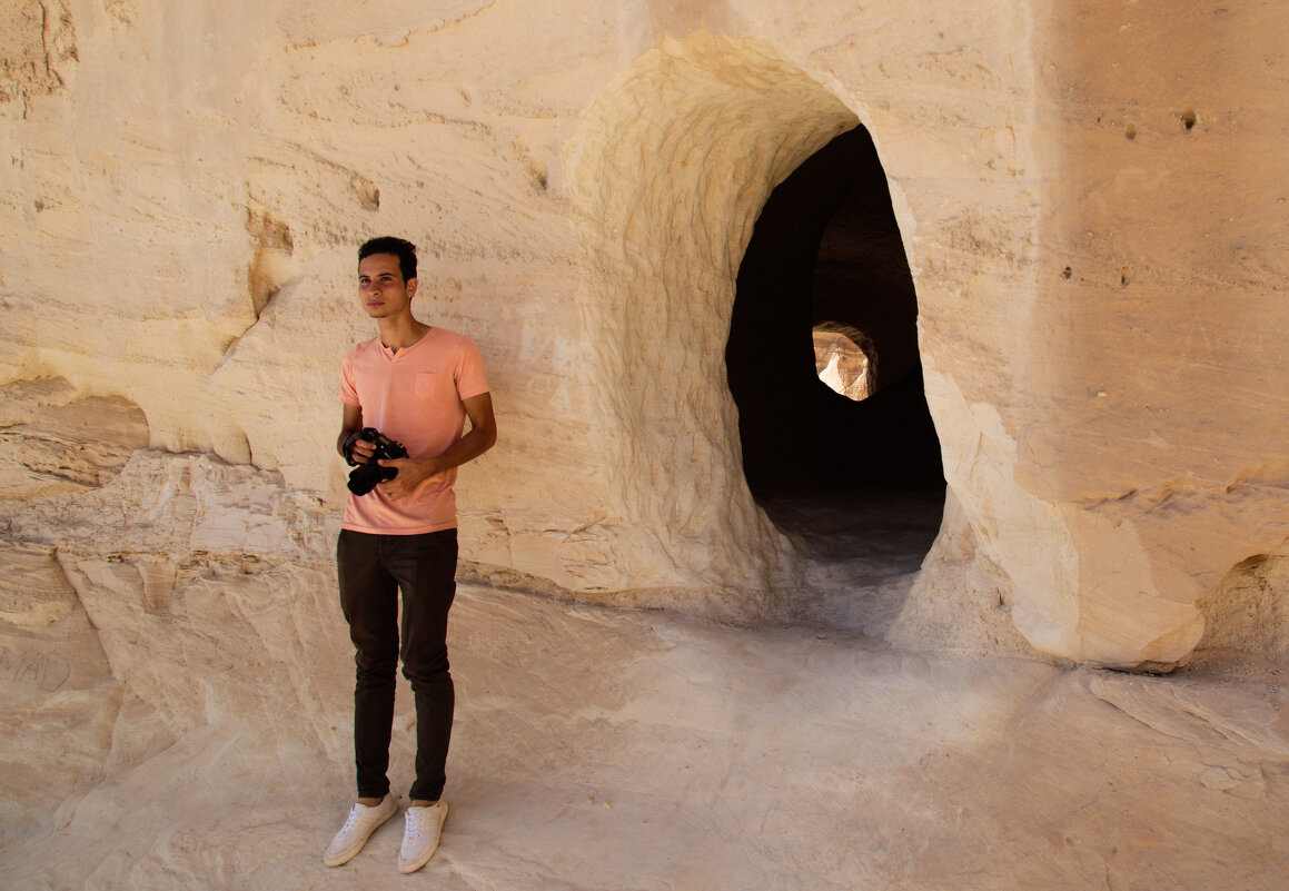 Пещера в скале - Олег 