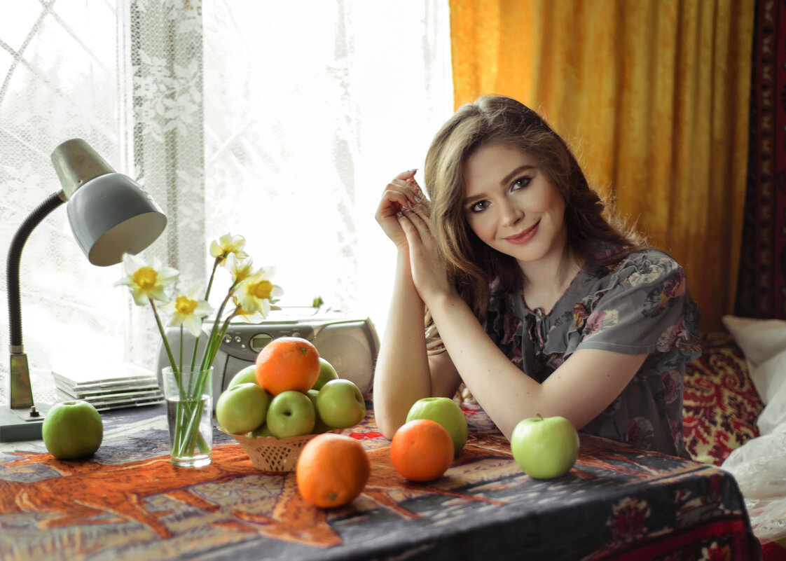 Девушка с фруктами - Екатерина Саламайкина