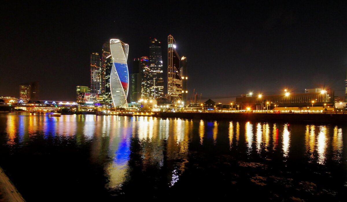 Городской пейзаж, Башня "Эволюция " в день российского флага. - Alexey YakovLev