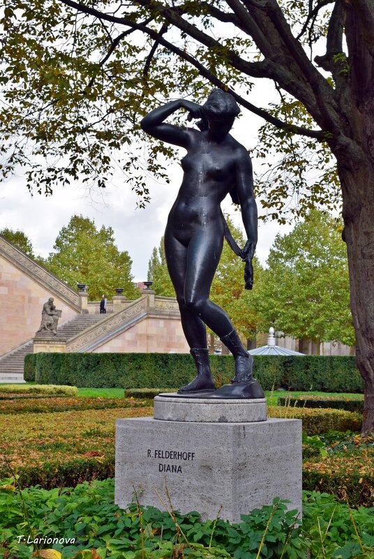 Скульптура Дианы возле Старой Национальной галлереи - Татьяна Ларионова