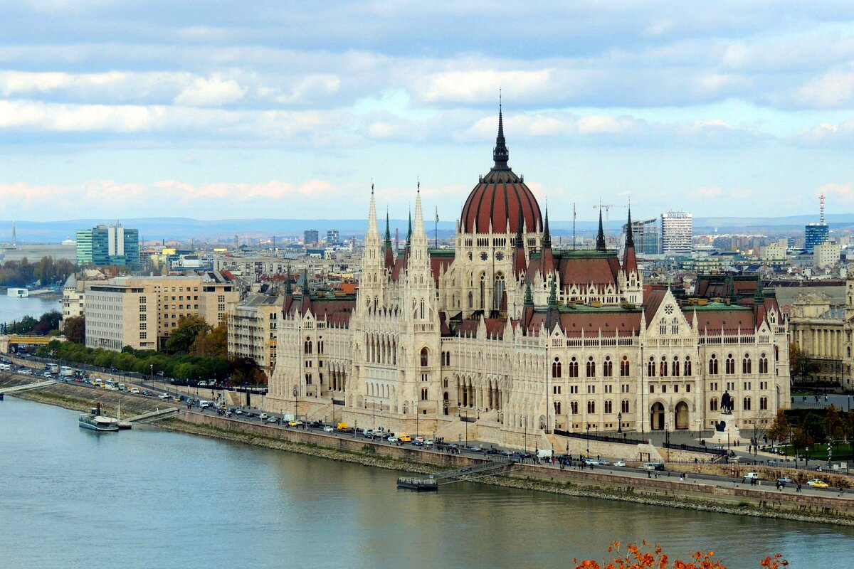 25 Панорама  Будапешта с высоток будайской крепости.Здание парламента - Гала 