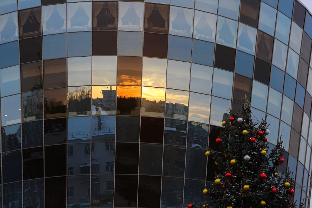 Восход, отраженный в окнах здания - Надежд@ Шавенкова