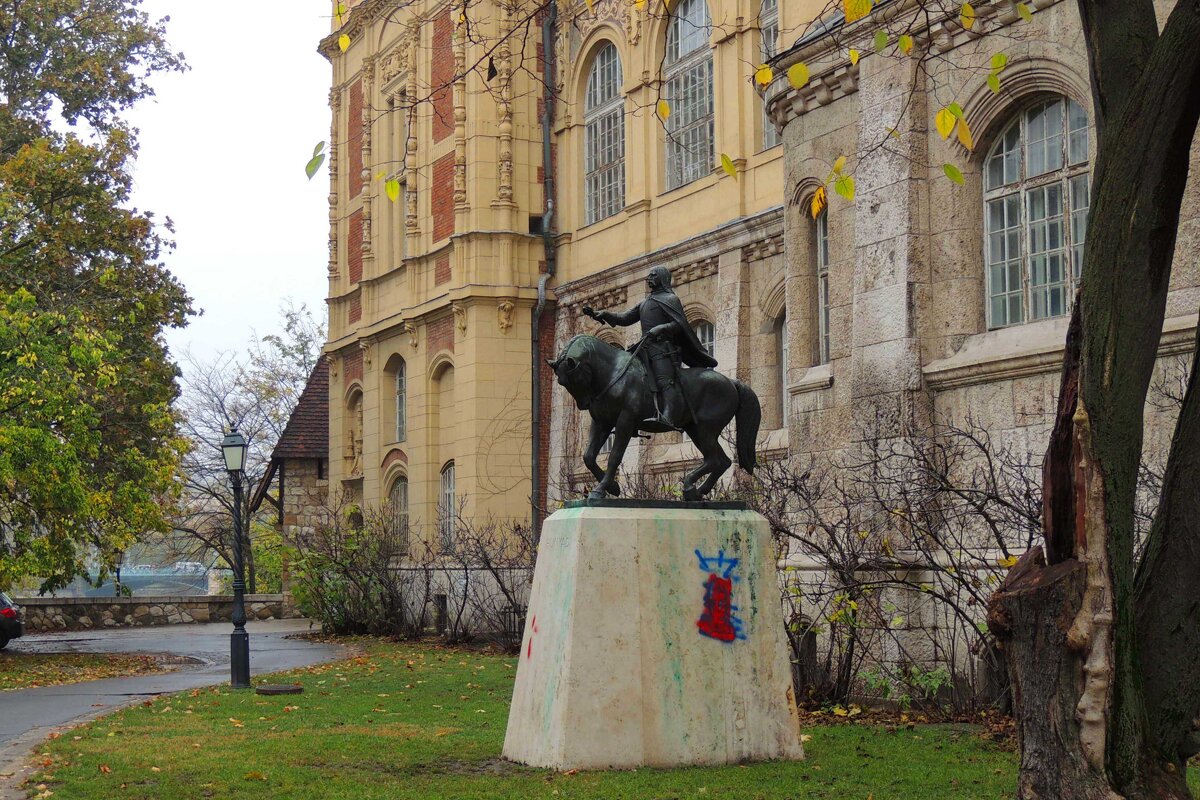 43 Памятник  основателю венгерской королевской динасии Яношу Хуньяди -  Корвину - Гала 