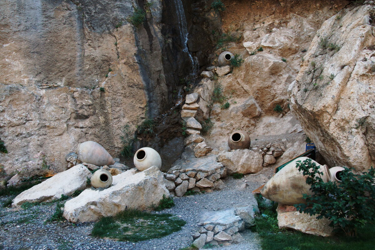 Армения...  У  подножия  скал  и  расщелин возле Птичьей пещеры. - Galina Leskova