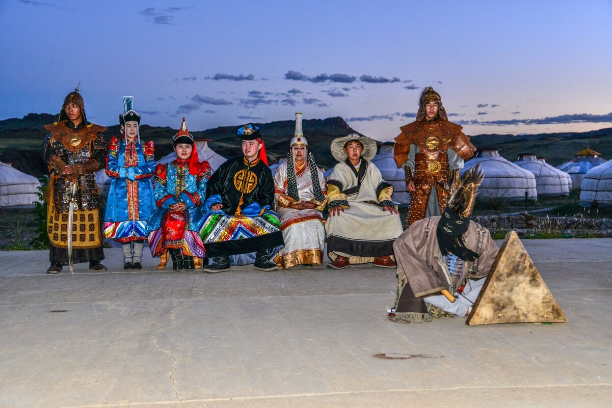 монголы в национальном костюме - Георгий А