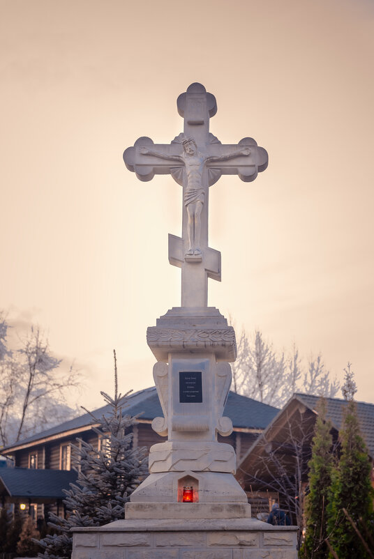 Крест возле храма Саввы Освященного в Люблино /Москва 2019 - Pasha Zhidkov