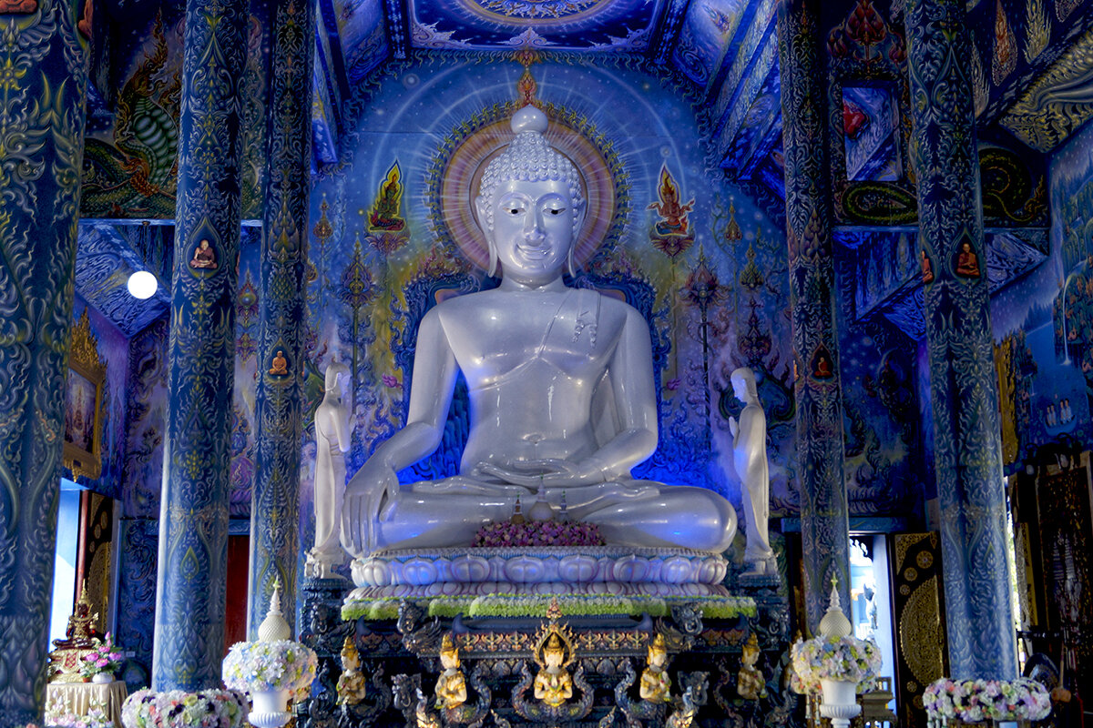 Обычно в буддийских храмах Будда золотой, в Голубом храме Будда белый. - Alex 