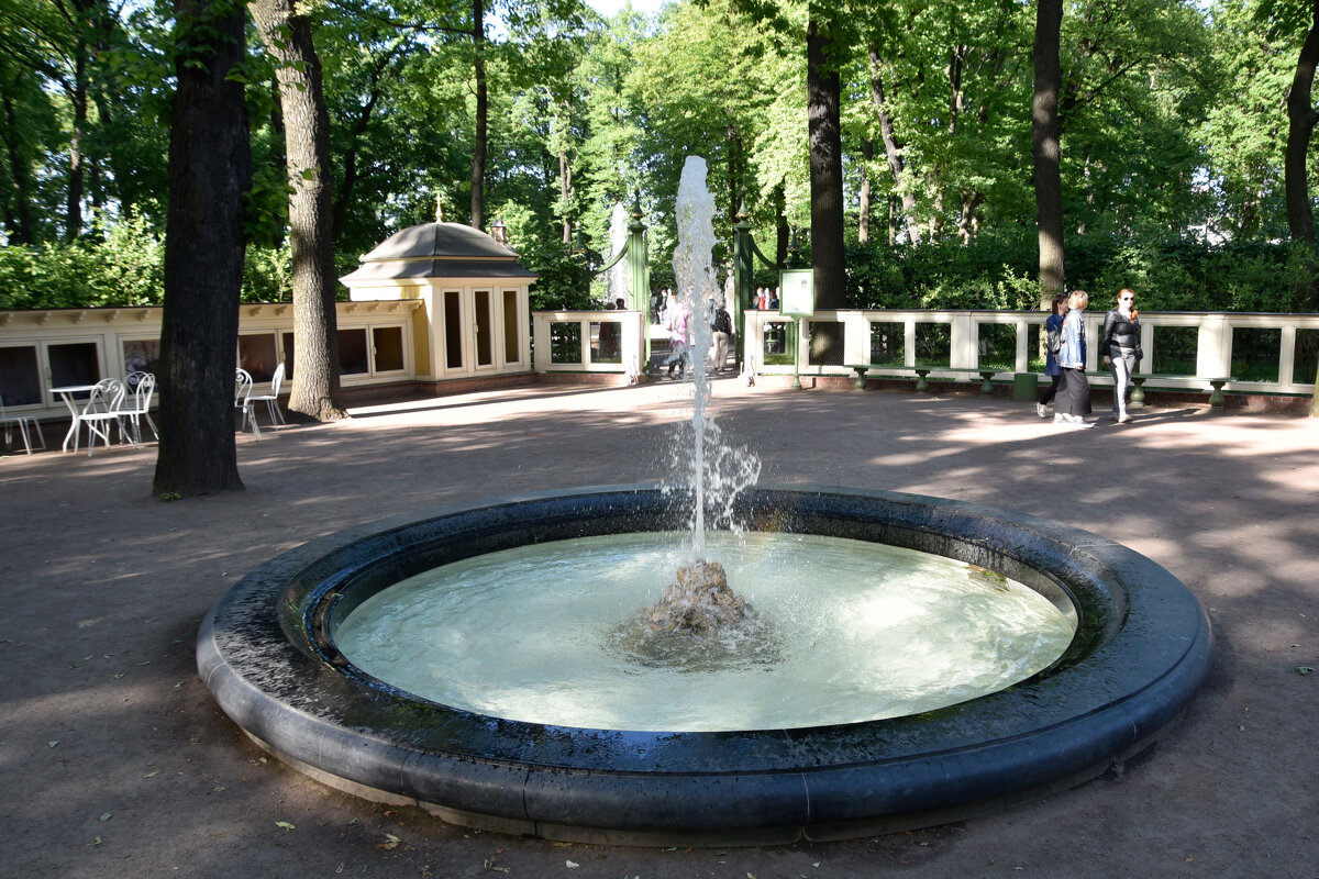 Один из уголков Летнего сада в Санкт-Петербурге - Валерий Подорожный