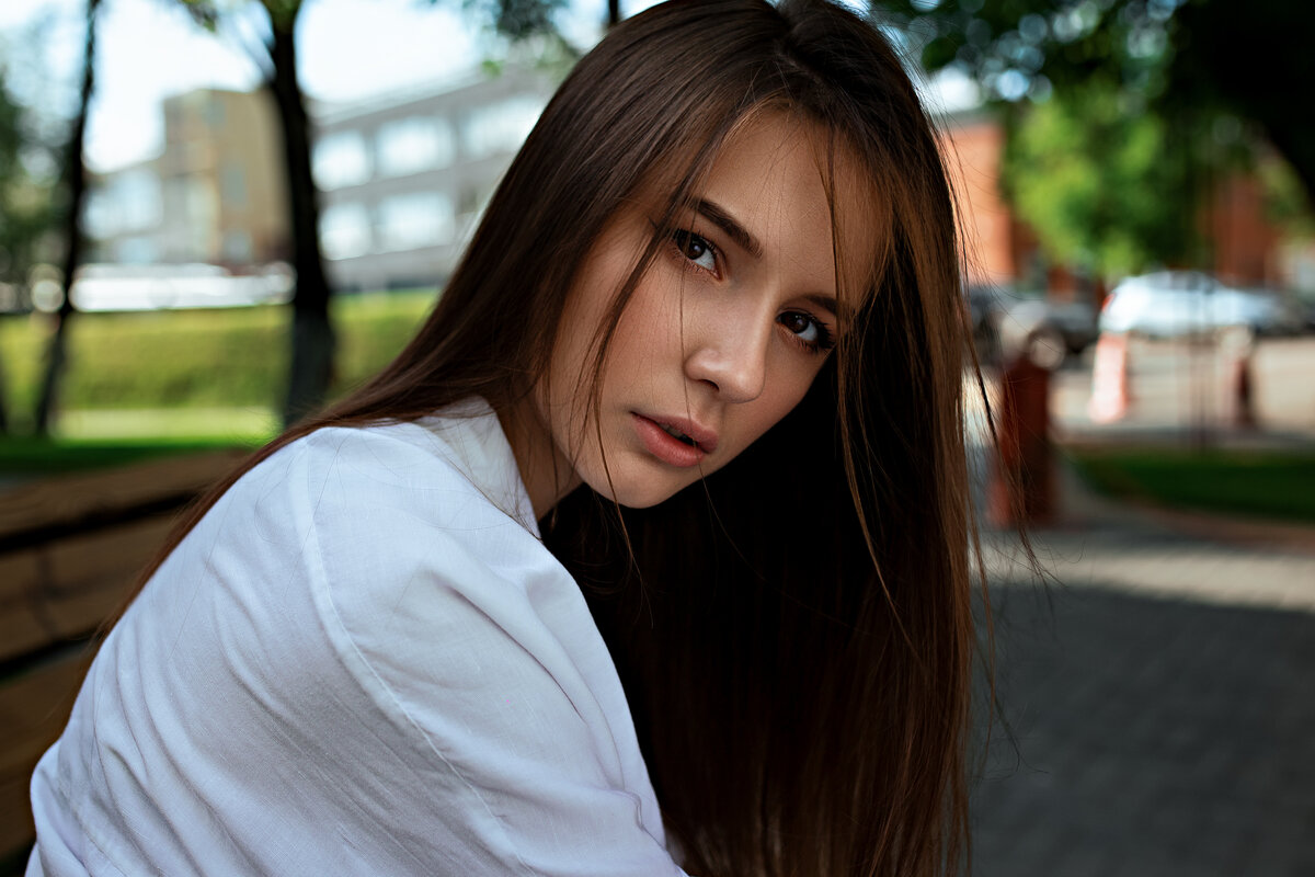 Портрет красивой девушки в белой рубашке в летнем парке Уфы - Lenar Abdrakhmanov
