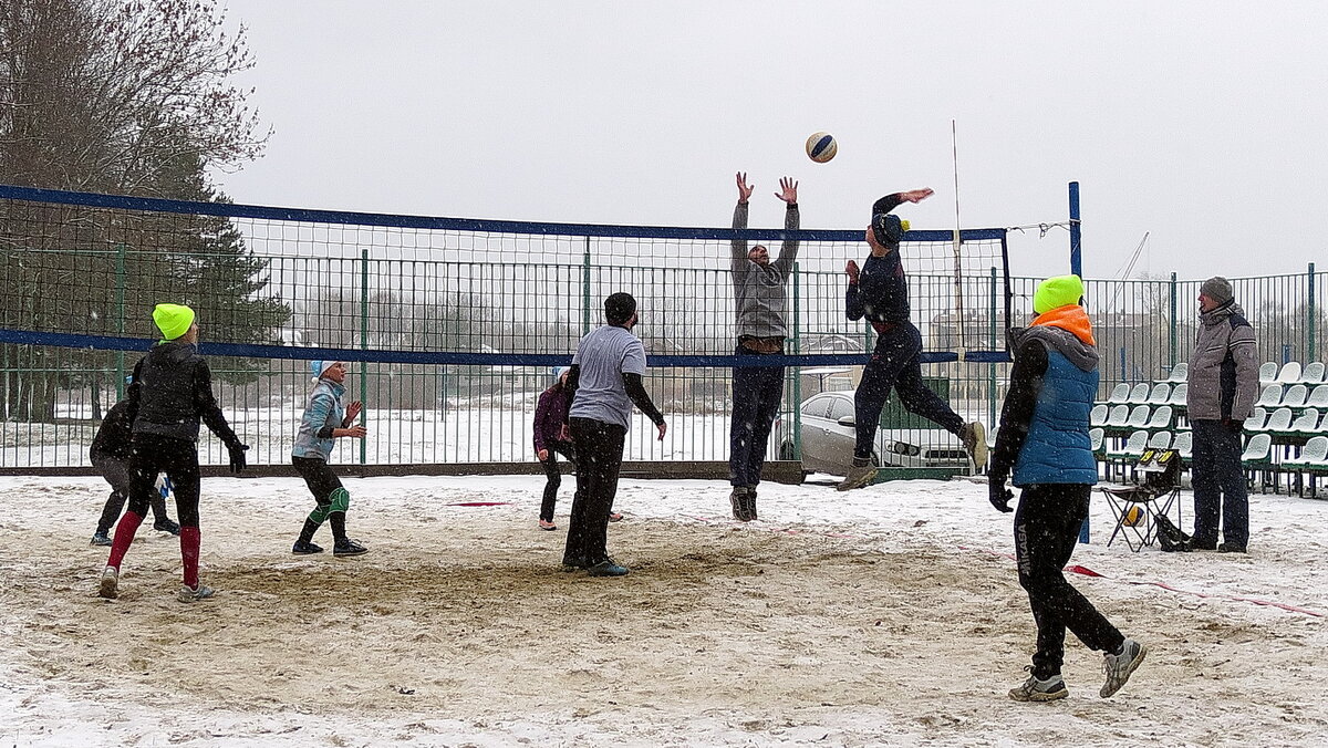 Новогодний волейбол под снегопадом, сегодня на пляже Подзеленья, на Которосли в Ярославле - Николай Белавин