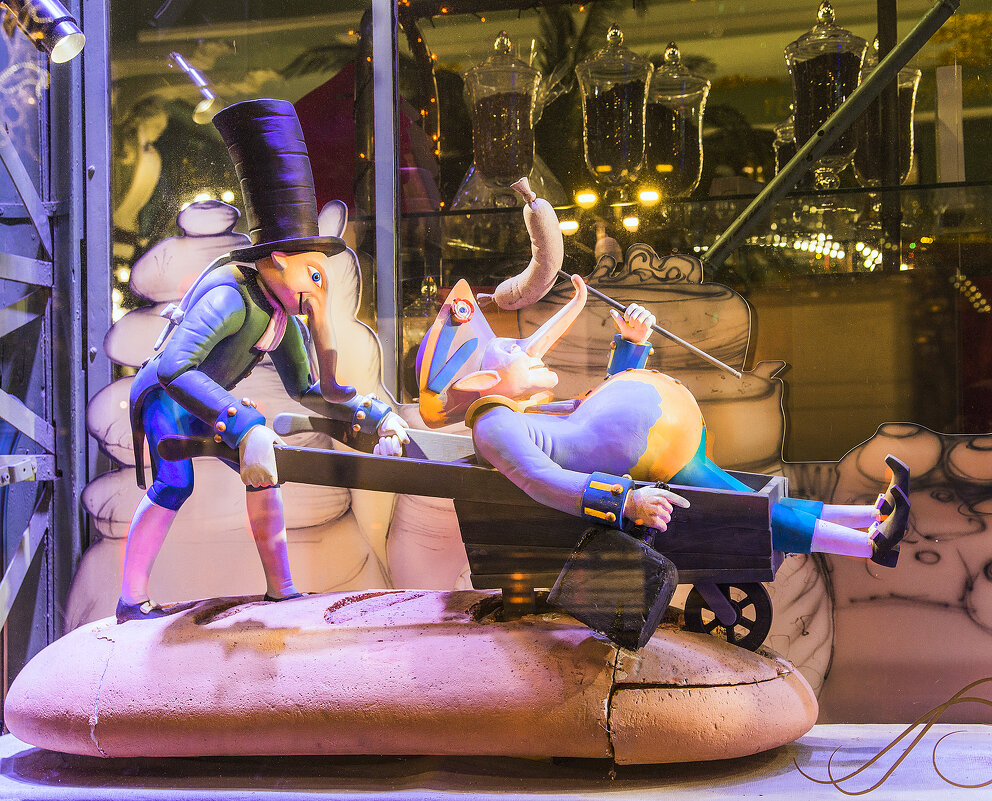 Волшебные персонажи в витрине Елисеевского магазина - bajguz igor