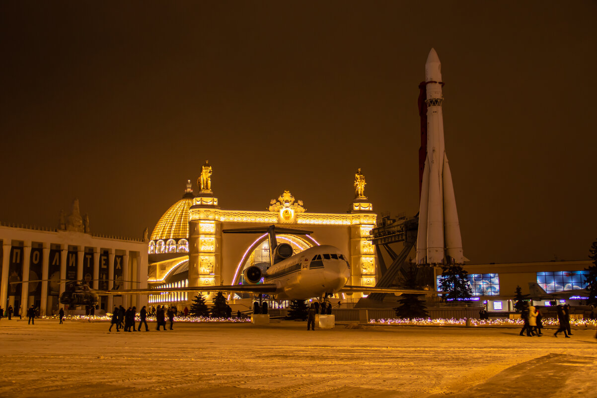 Як-42 на фоне павильона космонавтики - Andrew 