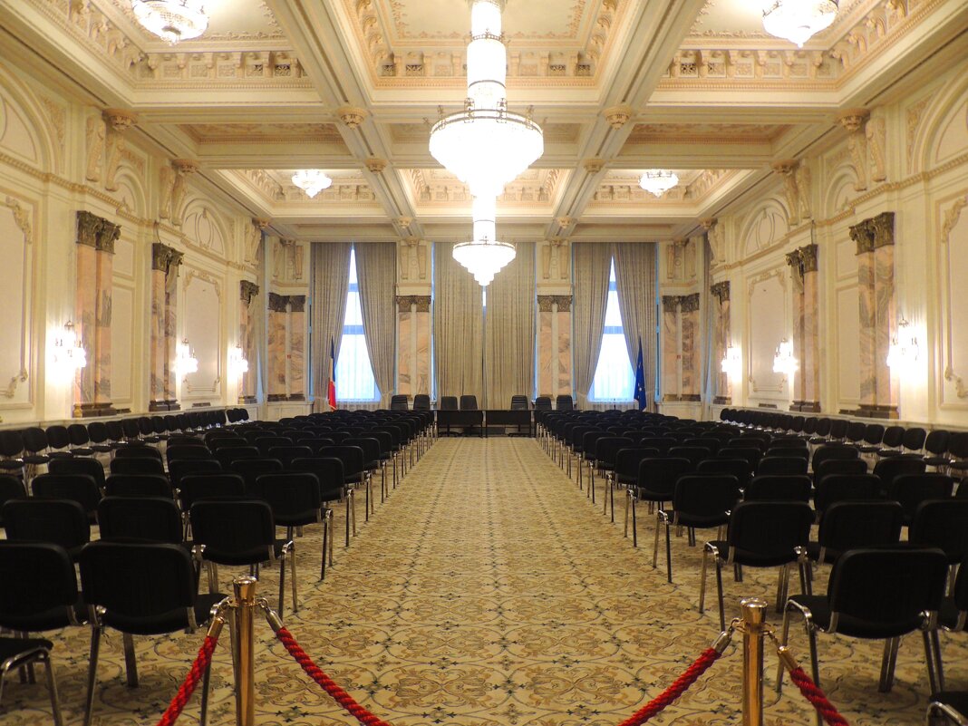 Еще один  из залов заседаний Дворца Парламента . Бухарест - Гала 