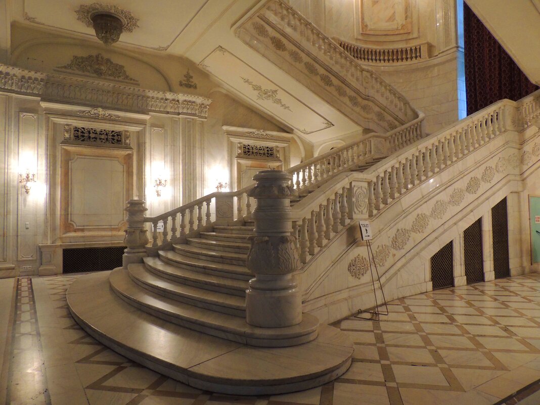 Парадная лестница  для приемов.Дворец Парламента. Бухарест - Гала 