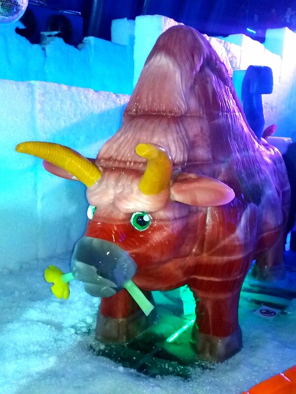 Ледяной бык  во Дворце ледяных скульптур... - Тамара Бедай 