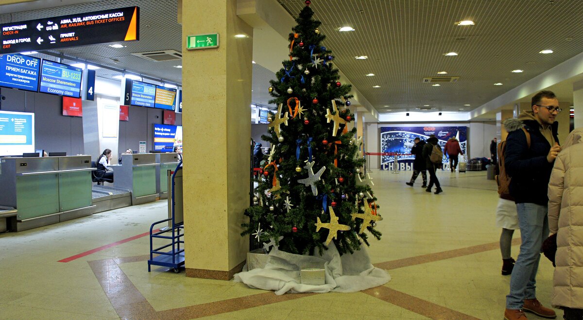 Новогодняя ёлка в аэропорту... - Зинаида Каширина
