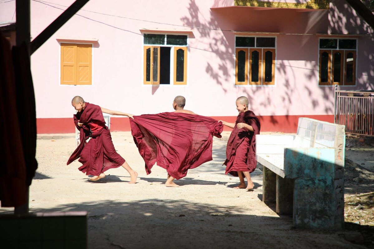 Мьянма молодые монахи - Andrey Vaganov