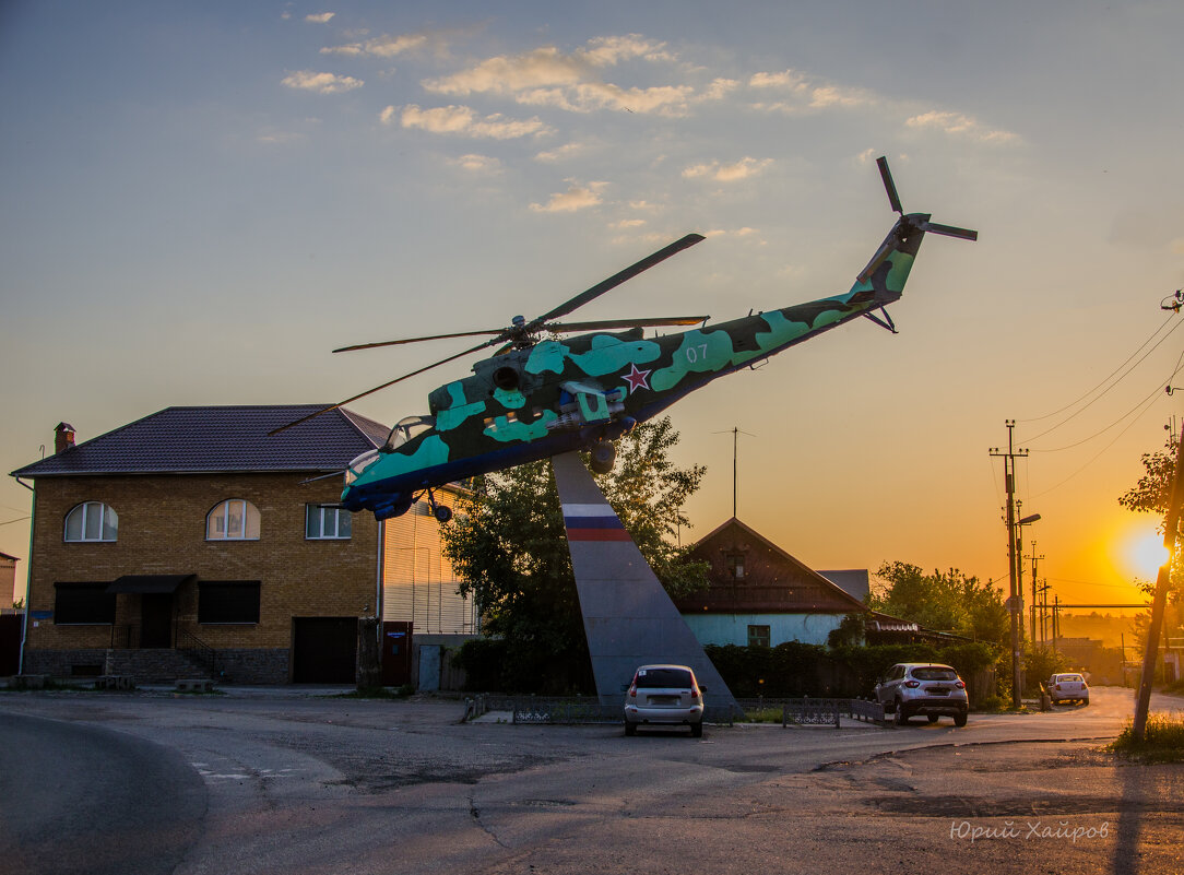 Памятник военному училищу на закате - Юрий Хайров