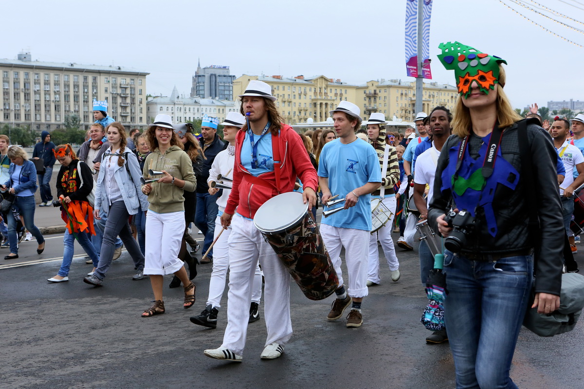 Карнавальное шествие по набережной. - Жанна Кедрова