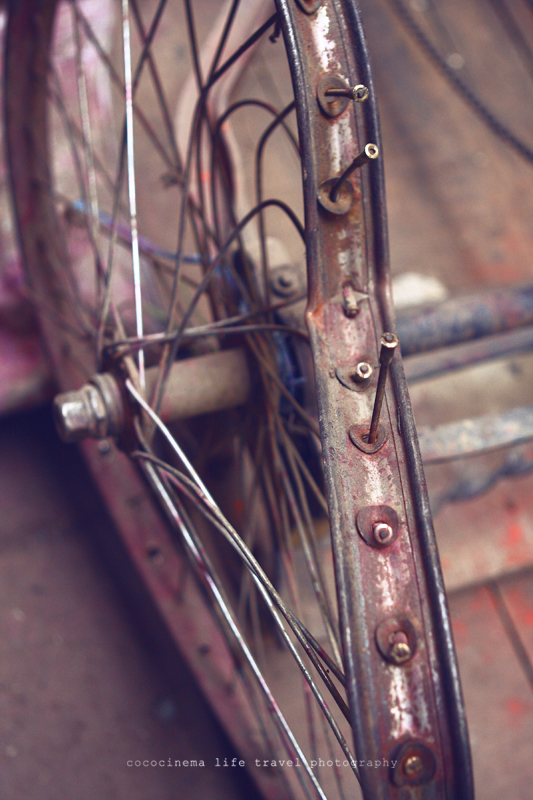 broken wheel bike in India - Анастасия Кононенко