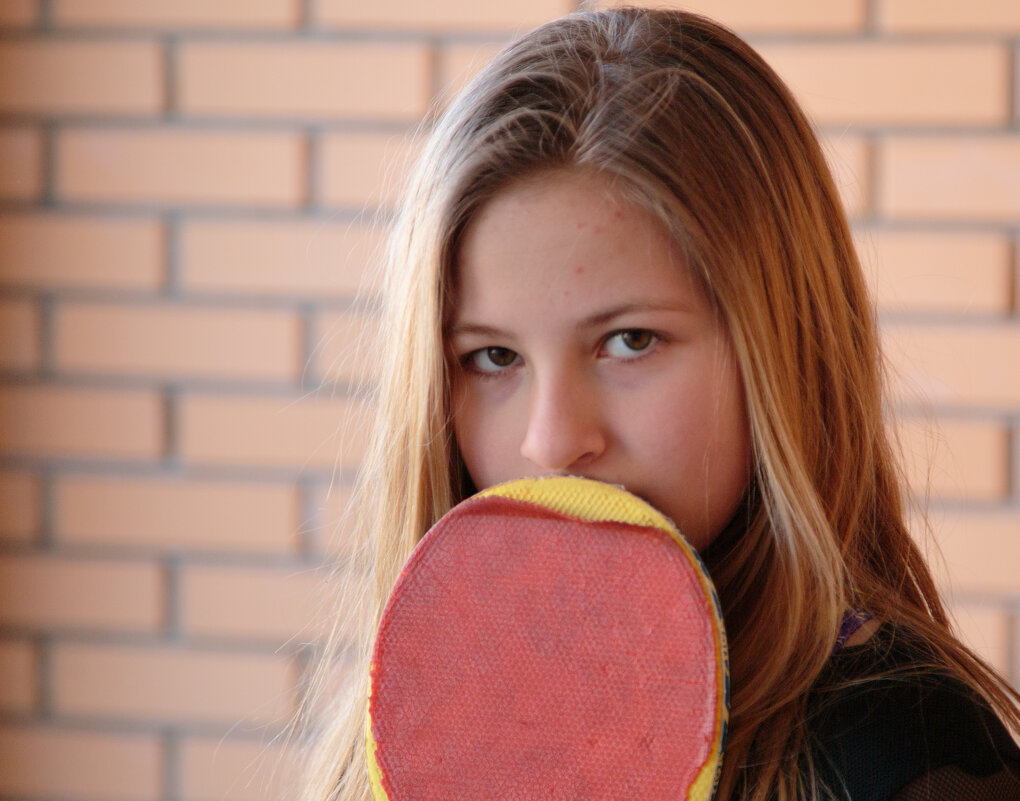 Девочка с ракеткой для игры в пинг-понг - Олег 