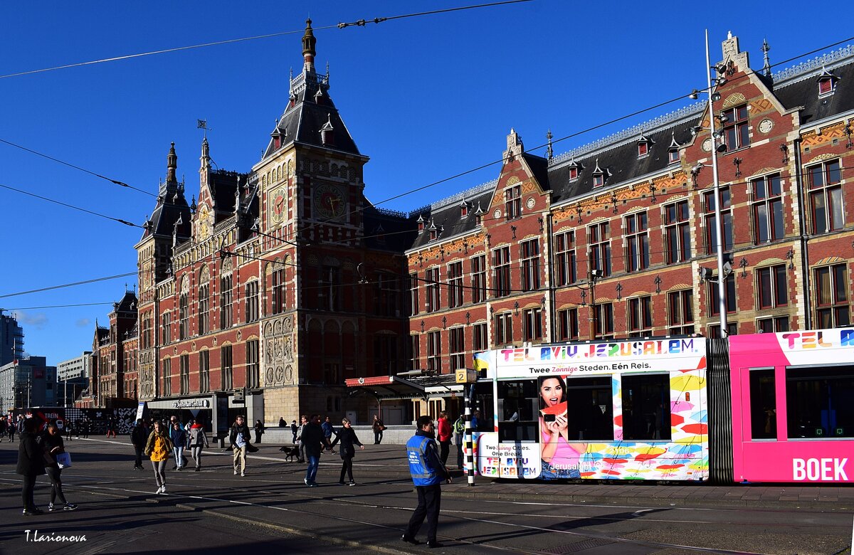 Амстердам. Трамвай на площади возле ЖД вокзала - Татьяна Ларионова