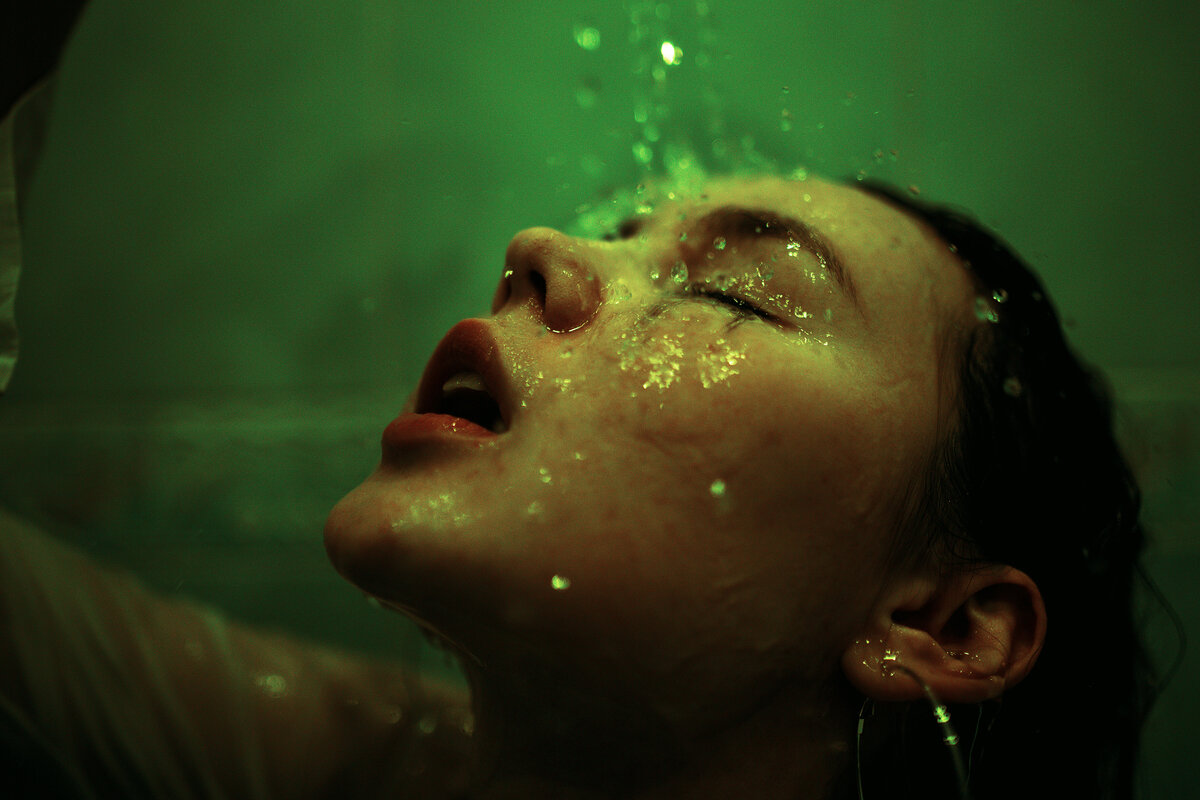 Foto Stock капли воды на стекле душевой кабины на фоне девушки, которая принимает душ | Adobe Stock