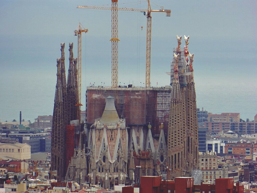 Барселона Собор Святого Семейства (La Sagrada Familia) издалека - wea *