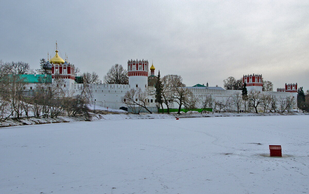 У Новодевичьего монастыря - Андрей K.
