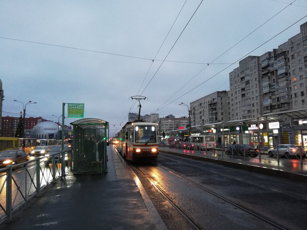 Трамвайная остановка на проспекте Энгельса у метро Озерки. - AMskhalaya 