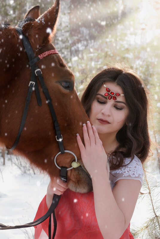 Восточная девушка с лошадью - Yarina Yarina