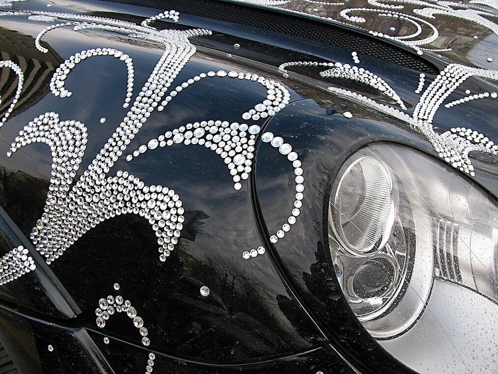 Автомобиль Porsche Cayenne украшенный 50.000 кристаллами Swarovski. Фрагмент. - Татьяна Беляева