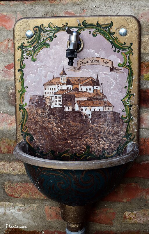 Питьевой фонтанчик на территории замка Паланок - Татьяна Ларионова