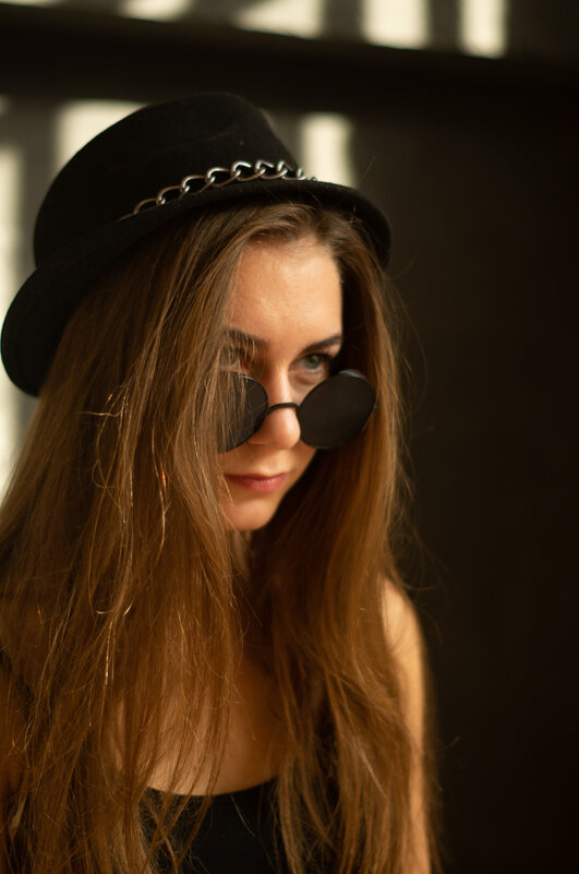 Красивая девушка в шляпе и круглы очках, фотосессия в студии, Москва - Мария Кудрявцева