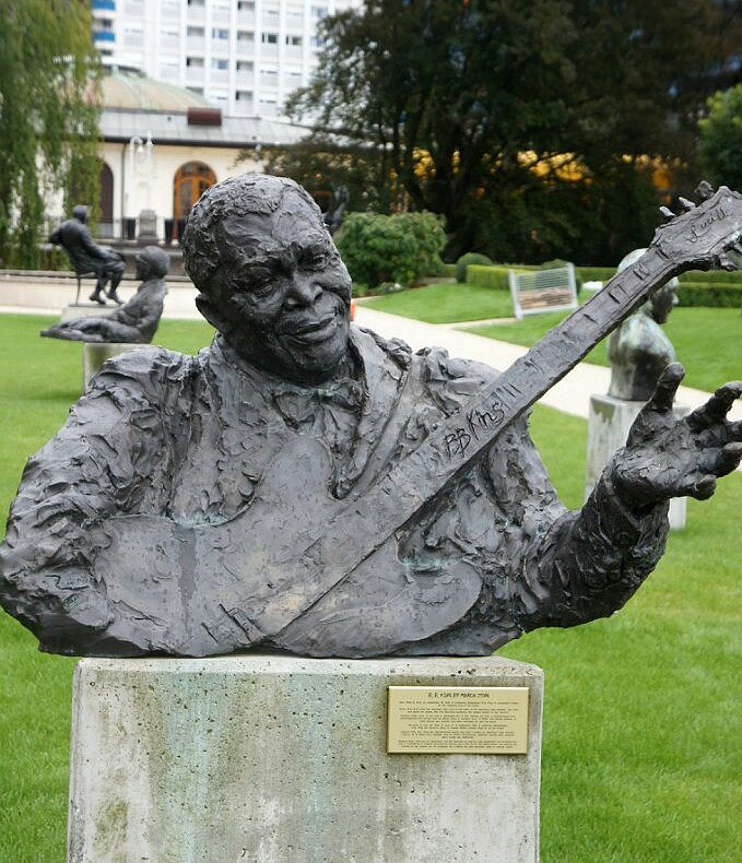 Памятник легендарному американскому блюзовому гитаристу Би Би Кингу - Елена Павлова (Смолова)
