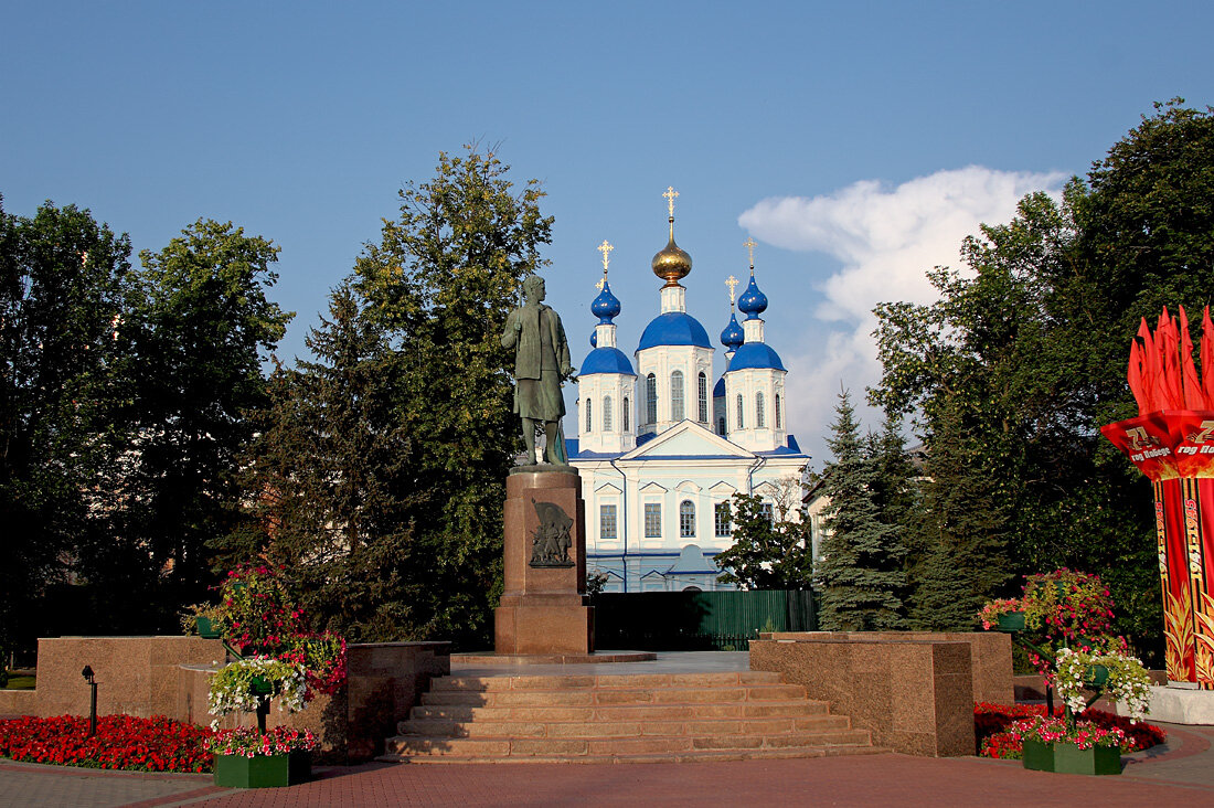 Памятник Зое Космодемьянской и Казанский храм. Тамбов - MILAV V