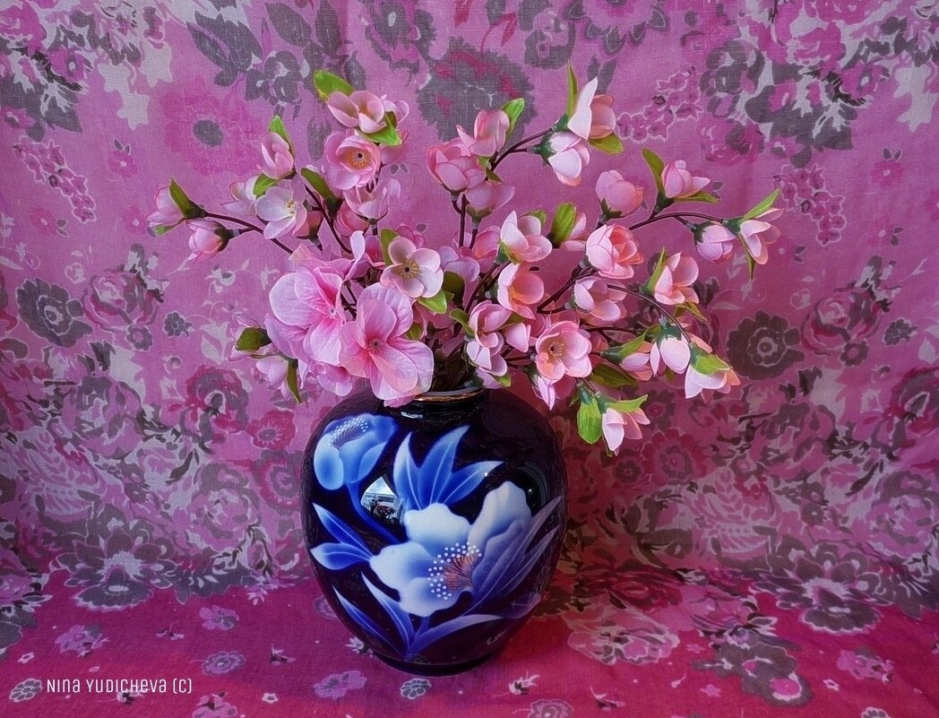 Веточки сакуры в синей вазе - Nina Yudicheva